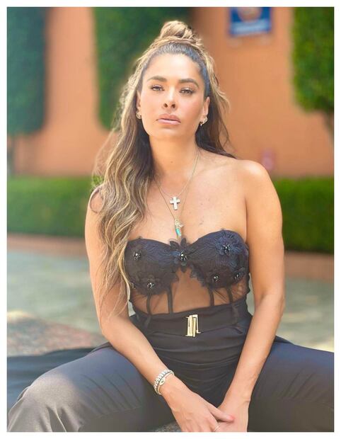 El encantador jumpsuit de Galilea Montijo es de color negro y tiene una falda encima que simula una capa. Imagen: Imagen: Instagram Galilea Montijo