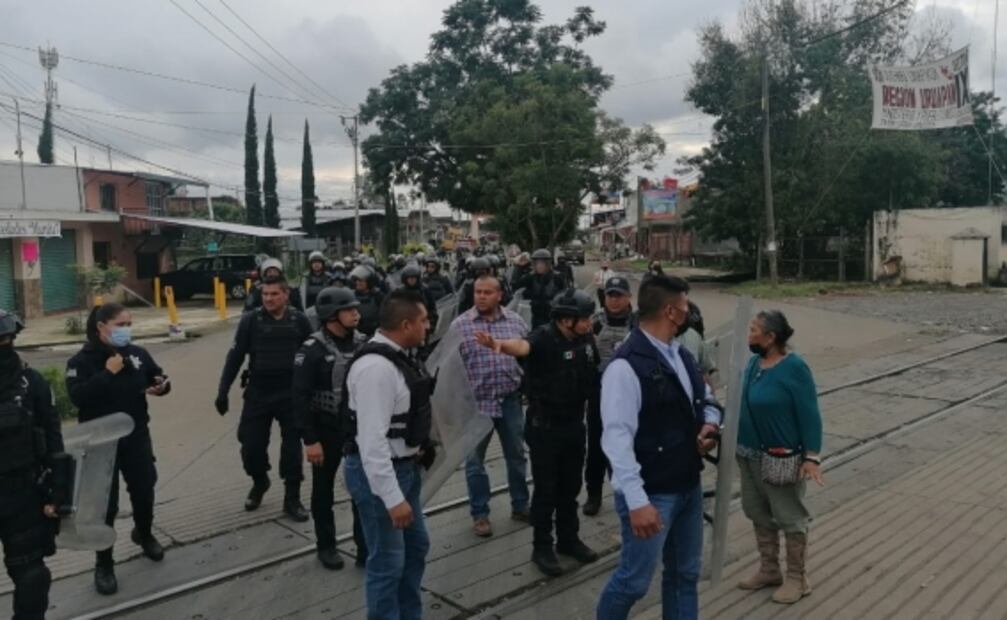 Tras 88 días de bloqueo, desalojan a maestros de las vías del tren en Michoacán