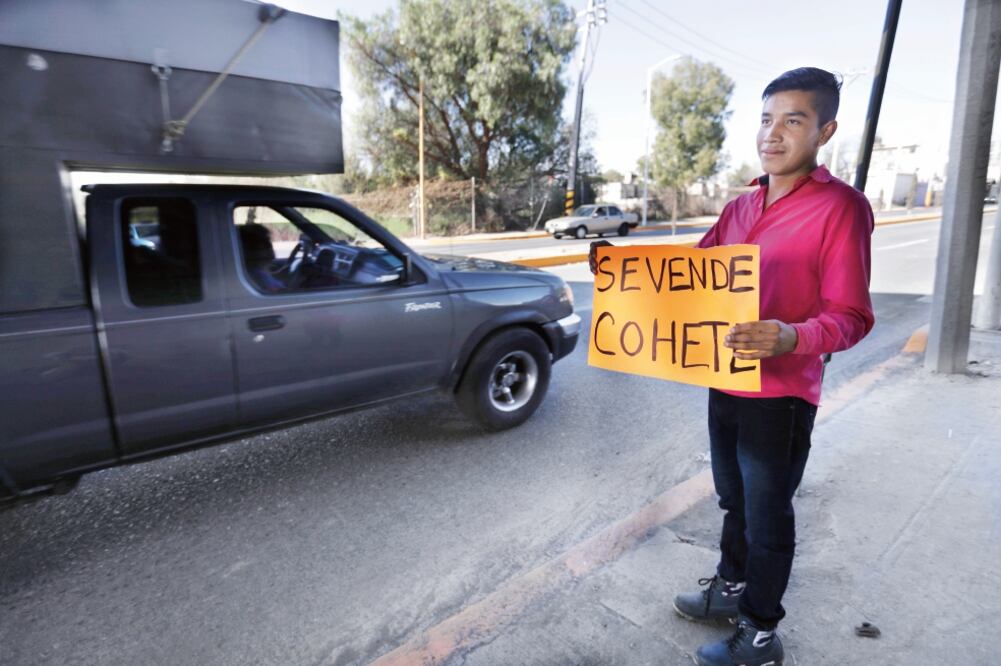Oferta. Algunos de los “promotores” se apostan cerca de donde se ubicaba el extinto tianguis de San Pablito. (ESPECIAL)