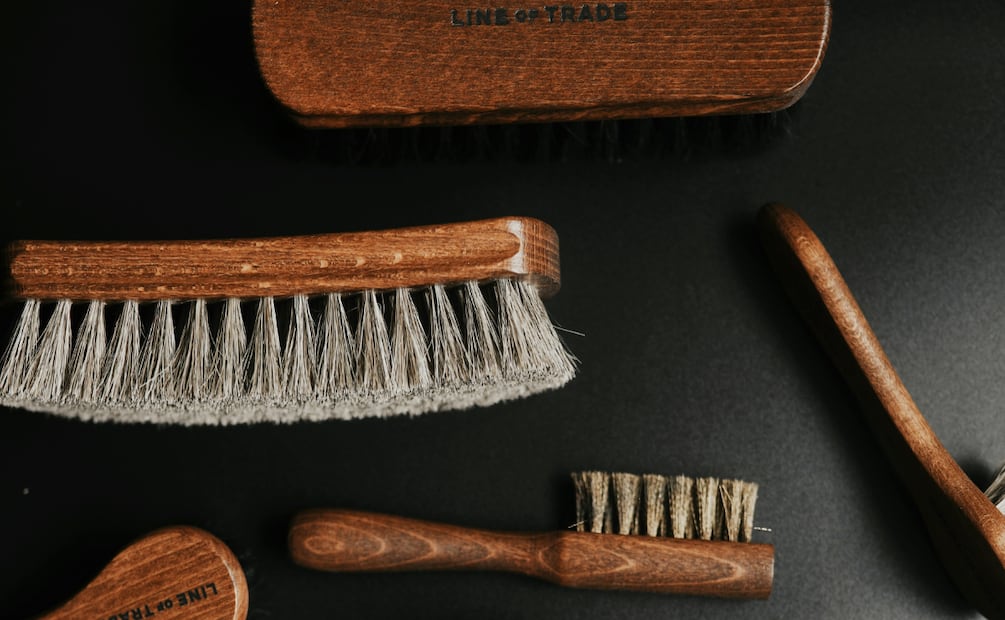 Existen cepillos especiales para la gamuza. Foto: Pixabay