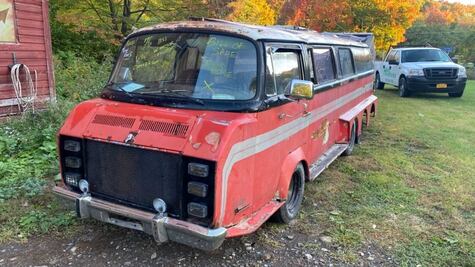 Extraña combi con ocho llantas es vendida por 30 mil pesos