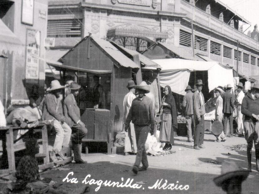 Distinto tejido social en las inmediaciones del antiguo mercado de La Lagunilla. Crédito: Colección Villasana.