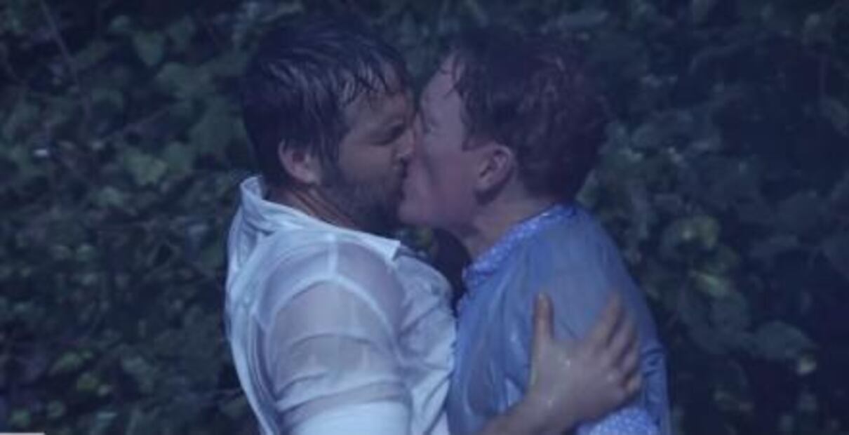 Ryan Reynolds y Conan O'Brien parodian beso de "Diario de una pasión"