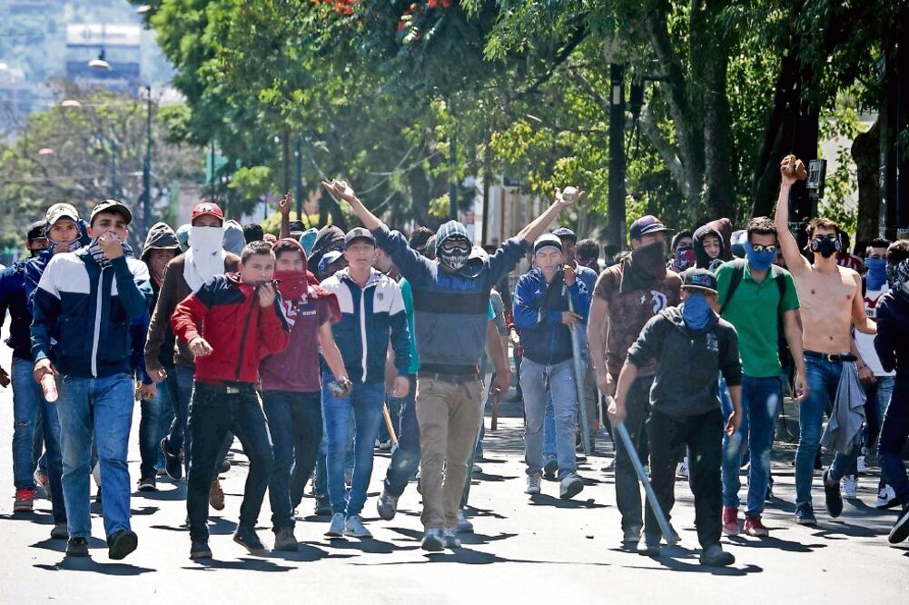 Armados con palos, piedras y bombas molotov, un grupo de rechazados de la Universidad Michoacana, apoyado por normalistas y comuneros indígenas, se enfrentaron contra alumnos que exigen la liberación de las facultades (ARMANDO SOLÍS. EL UNIVERSAL)