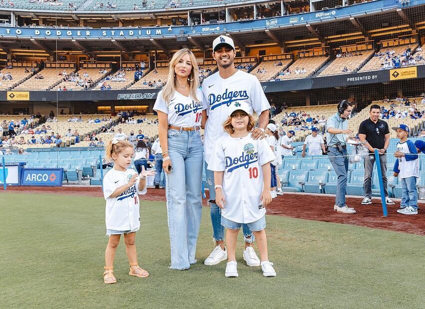 Carlos Vela y Saioa Cañibano combinaron outfits con sus hijos. Foto: Instagram @saioaa