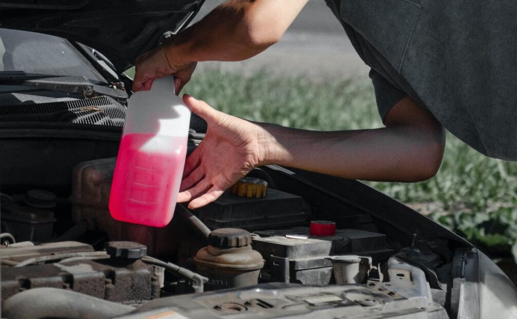 El anticongelante es primordial para evitar el sobrecalentamiento del motor. Foto: Unsplash
