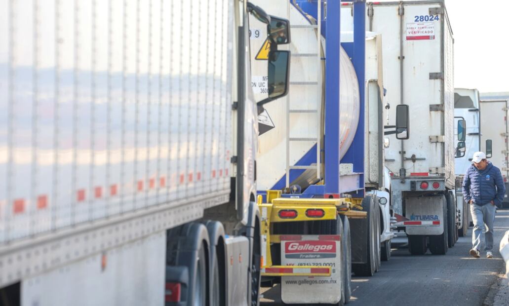 Largas filas de camiones se observan en el Circuito Exterior Mexiquense después de que por la madrugada un tráiler con pollos se volcó a la altura del entronque con la autopista Lechería-Texcoco, el 2 de mayo de 2025. Foto: Axel Sánchez/ EL UNIVERSAL