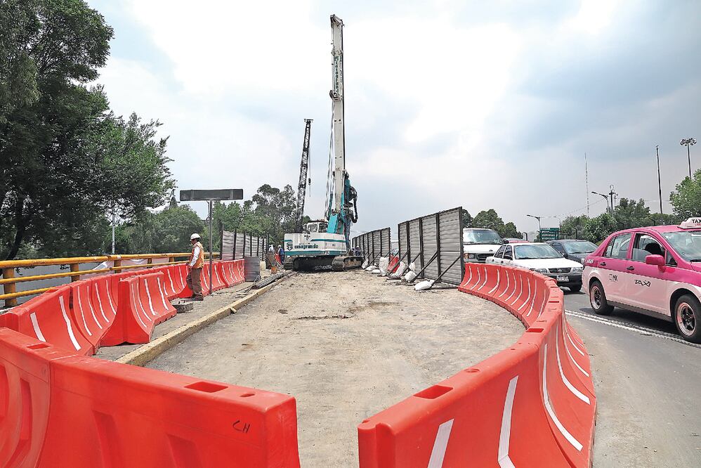 Los encargados de la obra aseguraron que la construcción de estas laterales no afectará o pondrá en peligro a las vías del Metro que corren en Calzada de Tlalpan (LUIS CORTÉS. EL UNIVERSAL)