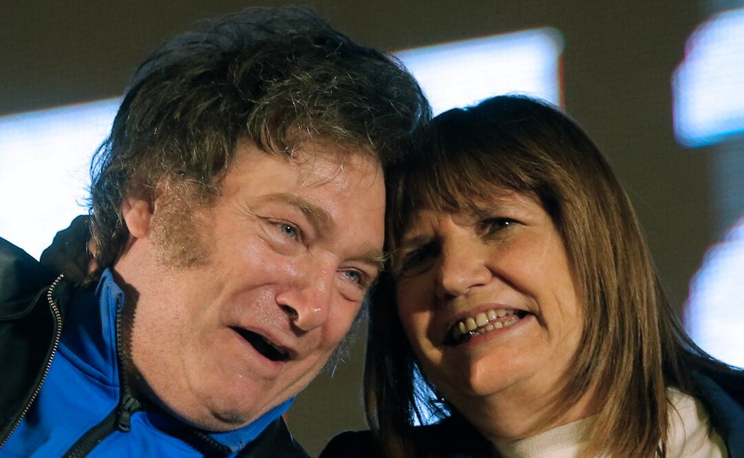 Javier Milei, actual presidente electo de Argentina, con Patricia Bullrich, quien fue su rival en la primera vuelta presidencial de octubre. Foto: AFP