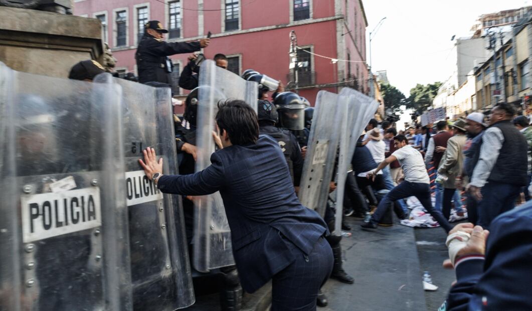 Manifestantes taurinos se enfrentaron con granaderos de la SSC frente al Congreso de la Ciudad de México. Foto: Yaretzy M. Osnaya/EL UNIVERSAL