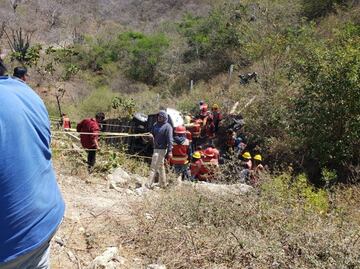 Mueren 18 en volcadura de autobús en Oaxaca tras evento en el Zócalo; camión fue contratado por organización del morenista Antonino Morales