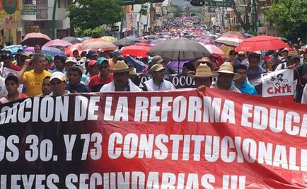 Maestros y normalistas marchan en Chiapas