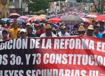 Maestros y normalistas marchan en Chiapas