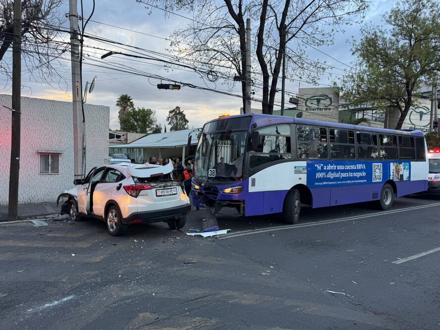 Choque entre camión de transporte público concesionado y auto particular en alcaldía Coyoacán deja 3 lesionados. (Foto: especial)