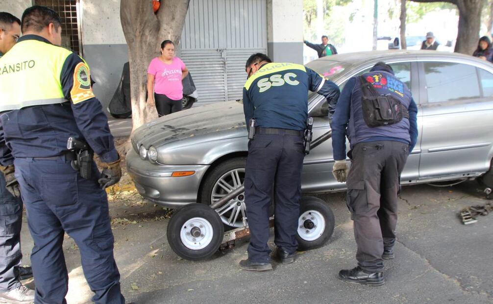 Retiran autos de vialidades (01/01/2024). Foto: Especial