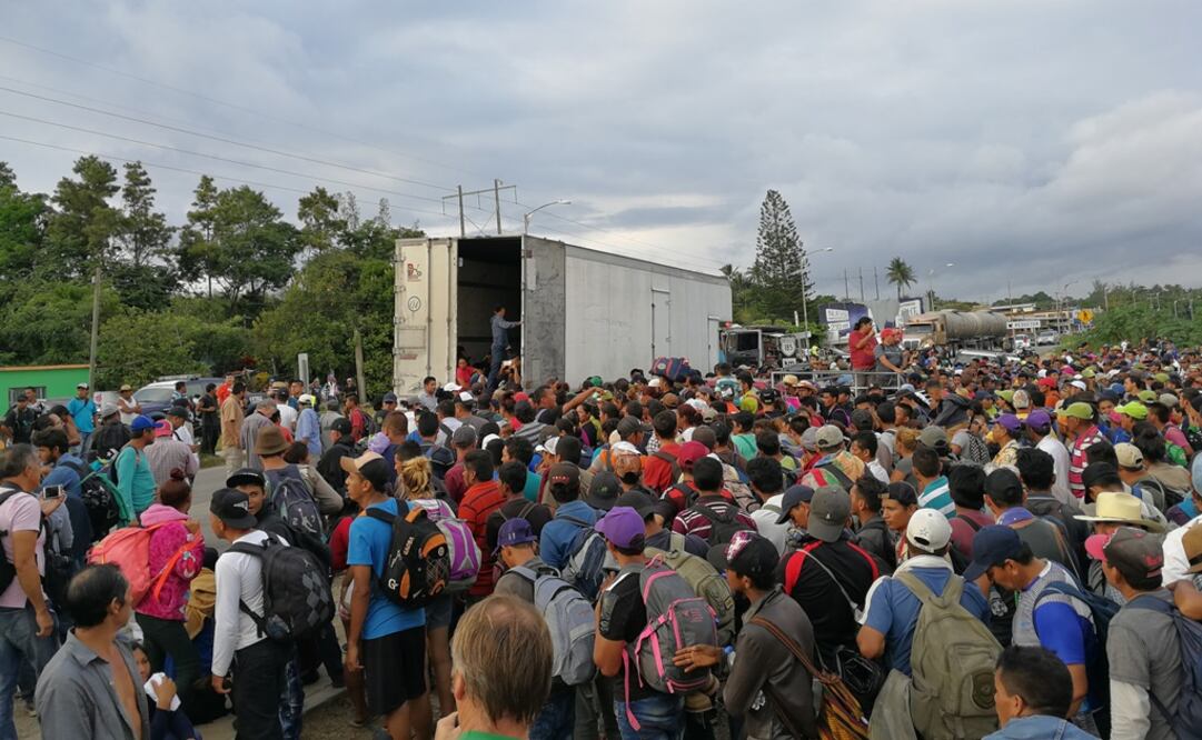 La tercer caravana migrante, dirigida por el sacerdote y activista Alejandro Solalinde, llegó esta madrugada al municipio de Rodríguez Clara, Veracruz (Foto: Roselia Chaca / EL UNIVERSAL)