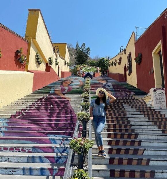 Yalitza Aparicio muestra cómo llevar unos jeans rotos en verano