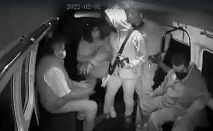 "¿Quieres que te meta un balazo?". Captan violento asalto a pasajeros de combi en Edomex