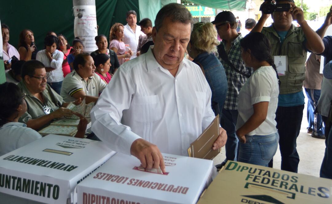Ángel Aguirre emite su voto. Foto: Arturo de Dios Palma/EL UNIVERSAL