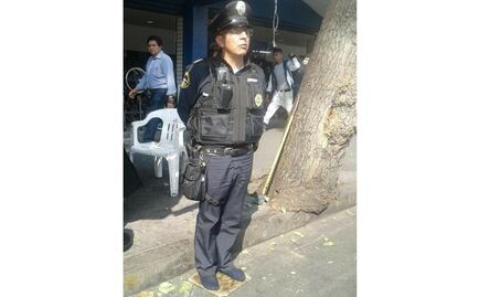 Policía descalzo porque fue al zapatero, aclara SSP tras foto viral
