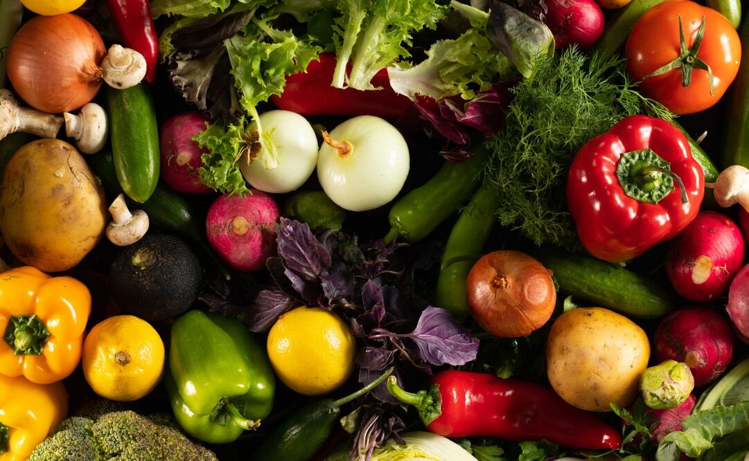 Tener una dieta trofológica ayuda a mejorar tu salud digestiva y a que tengas mas energía durante el día.  Foto: Freepick