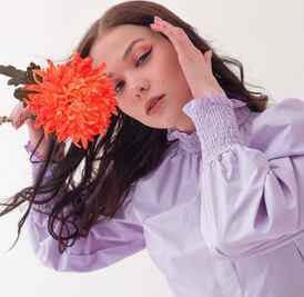 Errores que jamás cometen las expertas en moda al usar estas blusas