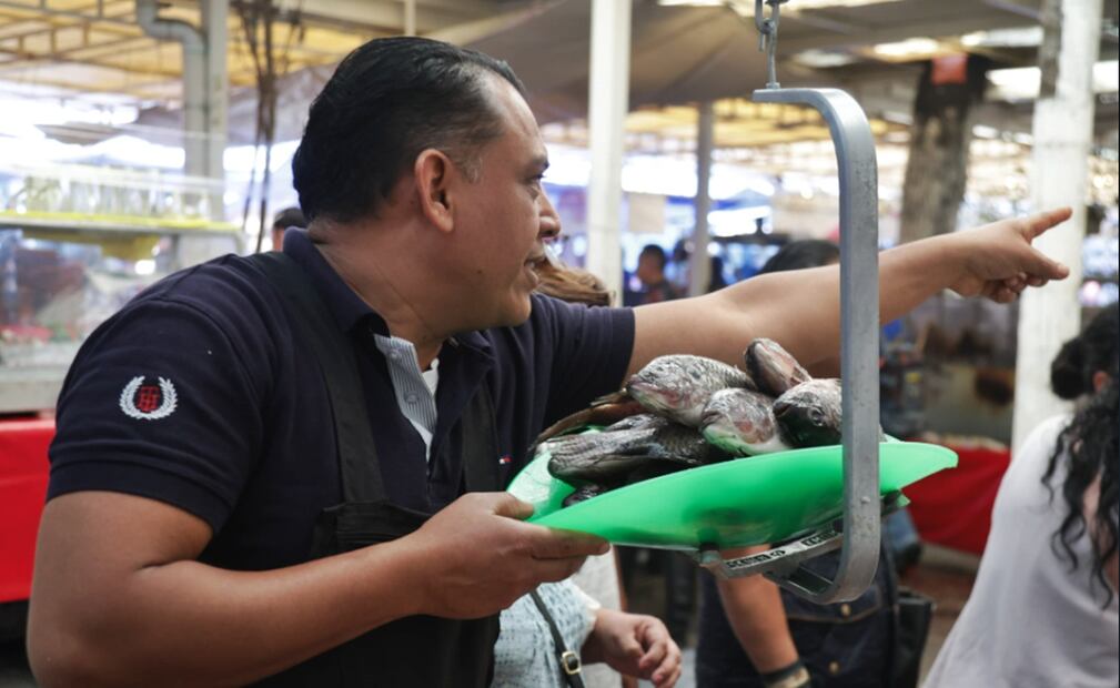 Miles de capitalinos acuden al Mercado de la Viga en busca de los mejores precios de pescados y mariscos en Viernes Santo, el 18 de abril de 2025. Foto: Carlos Mejía/EL UNIVERSAL