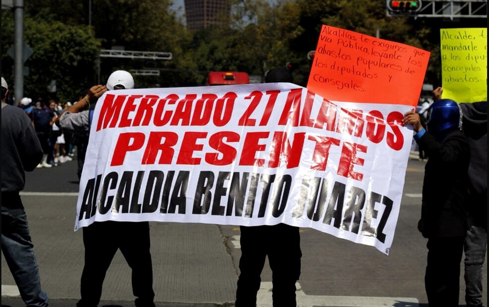 Locatarios de mercados públicos de la alcaldía Benito Juárez se manifiestan en avenida Cuauhtémoc y Xola; impiden el servicio de las líneas 2 y 3 del Metrobús. Foto: Fernanda Zamora/EL UNIVERSAL