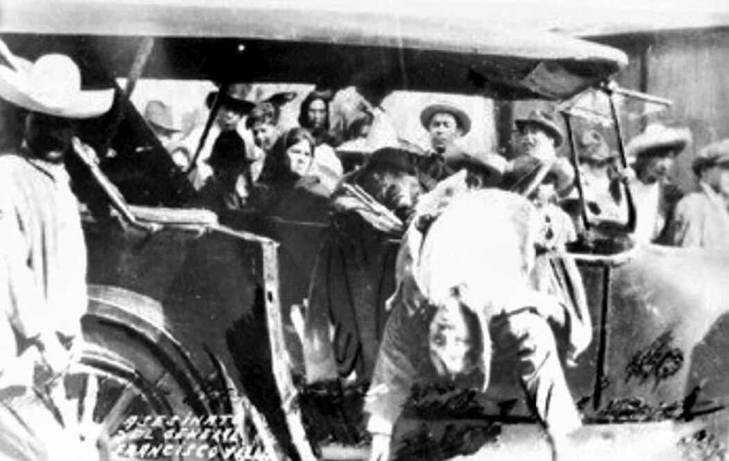 Los tripulantes viajaban distribuidos de la siguiente manera: dos al frente (Villa y Trillo), tres atrás (Rafael Medrano, Claro Hurtado y Daniel Tamayo). Ramón Contreras viajaba sentado en un banquito atrás en el espacio entre ambos asientos. Rosalio Rosales viajaba parado en un estribo. Foto: ESPECIAL.