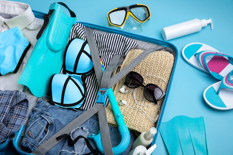 Un indispensable en la maleta si se viaje a la playa, es el traje de baño. Foto: Magnific