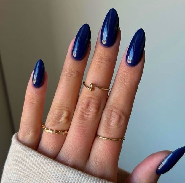 Los colores oscuros estilizan y alargan las manos. Foto: Instagram @zia_esteticayspa