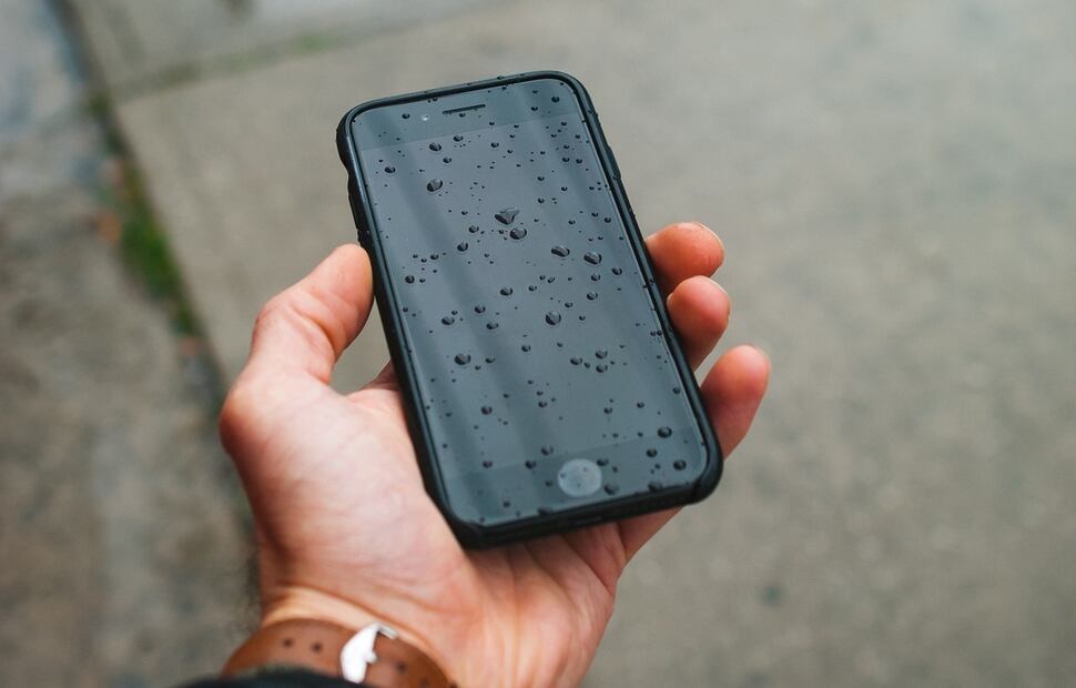 No todos los teléfonos son contra agua y meterlo en arroz tampoco es la solución. Foto: Unsplash