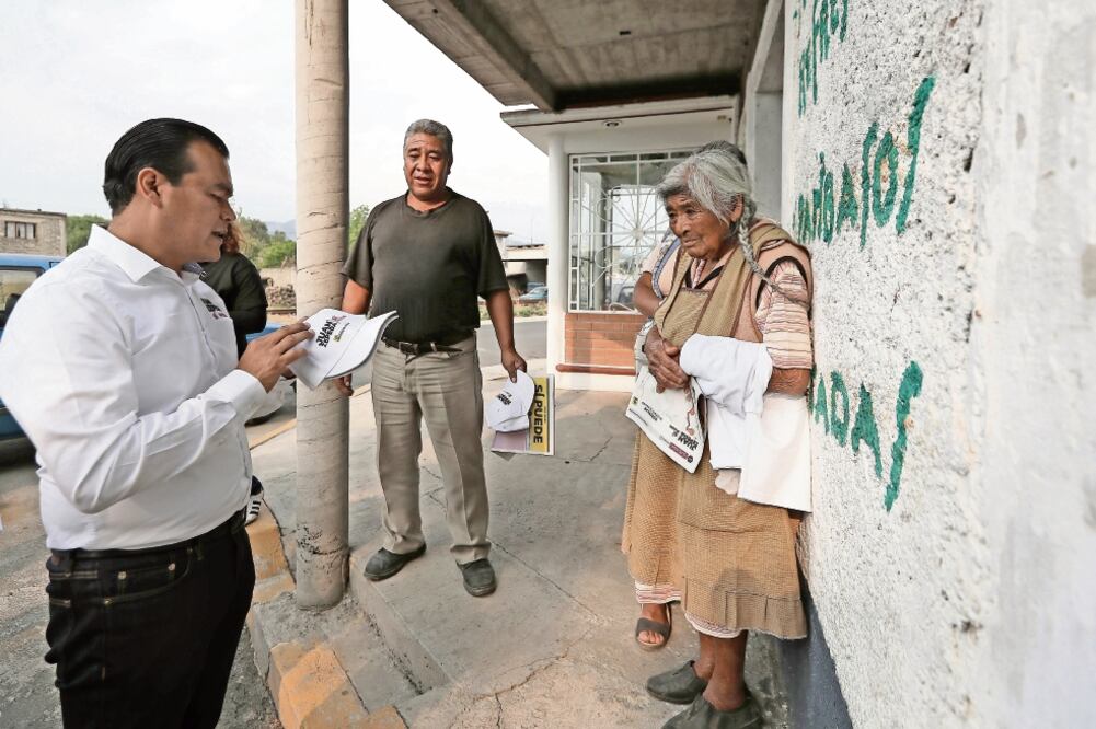 El abanderado del sol azteca, Juan Zepeda, durante un recorrido con simpatizantes y vecinos por la ruta que cruza cuatro comunidades de Tenango del Aire (FOTO: ARCHIVO EL UNIVERSAL)