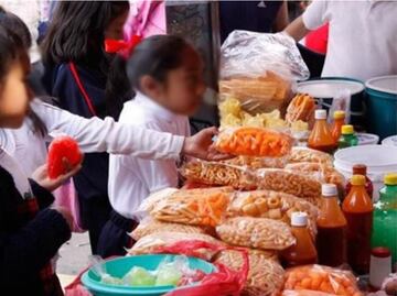 Mario Delgado justifica prohibición de comida chatarra en escuelas; reconoce que medida no le gustará a algunos empresarios