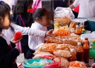 Sheinbaum critica que jueces otorguen suspensiones contra prohibición de comida chatarra en escuelas privadas; "la salud es primero", dice