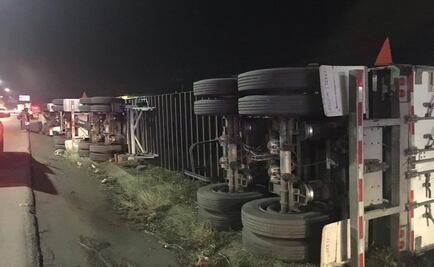 Vuelca tráiler cargado de azúcar y lo saquean