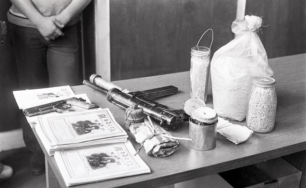 La “brigada blanca” detuvo a cientos de jóvenes con panfletos comunistas, identificaciones falsas, material para bombas caseras y demás armas. No todos sabían del paradero de los líderes, pero poco a poco se desarticuló la fuerza guerrillera. Foto: Guillermo Quevedo/EL UNIVERSAL.