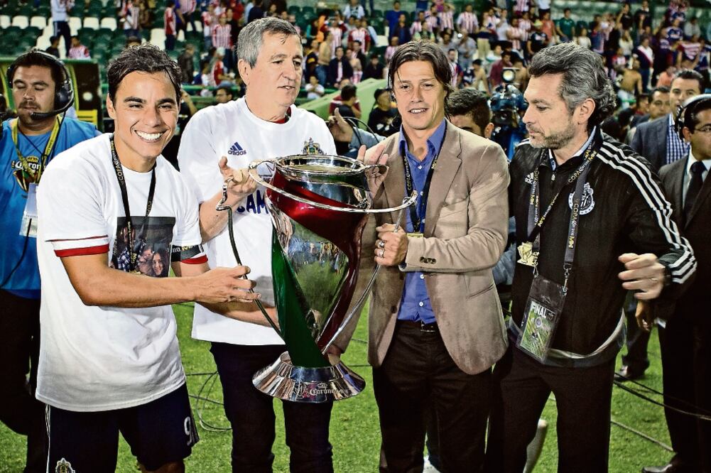 Guadalajara fue campeón de Copa bajo las órdenes del técnico argentino, el torneo pasado (SERGIO MEJÍA. IMAGO7)