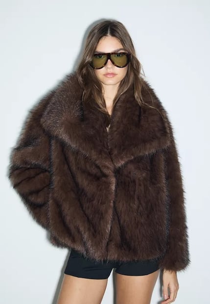 El abrigo chocolate, la alternativa elegante para elevar cualquier outfit invernal. Foto: Especial