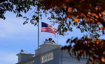 Trump ordena ondear banderas a media asta por matanza en bar de California