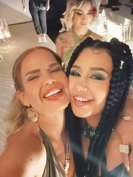 Niurka y su hija Romina posan durante la boda de Kiko Marcos.
Foto: Instagram
