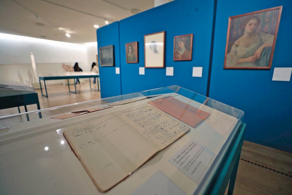 El Museo Soumaya expone piezas del acervo, como manuscritos, textos inéditos, artículos personales y así como pinturas de su propia creación. FOTO: IRVIN OLIVARES. EL UNIVERSAL.