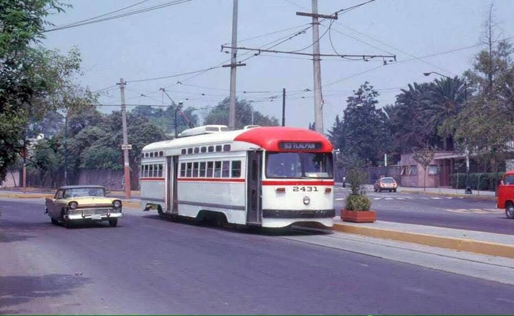 Un tranvía avanza por la avenida Renato Leduc frente al cruce con Puente de Piedra, en Tlalpan, a inicios de los ochenta. Poco después, esta ruta fue sustituida por el Tren Ligero; hoy sólo quedan los rieles y las estructuras de las antiguas estaciones. Imagen: Museo STE- México Tranvía.