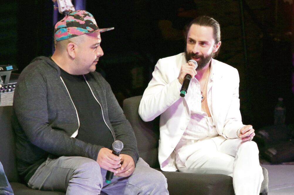 En su charla, Camilo Lara, del Instituto mexicano del sonido y el vocalista de Moderatto motivaron a los talentos a explorar nuevas propuestas. Foto: CARLOS MEJÍA. EL UNIVERSAL