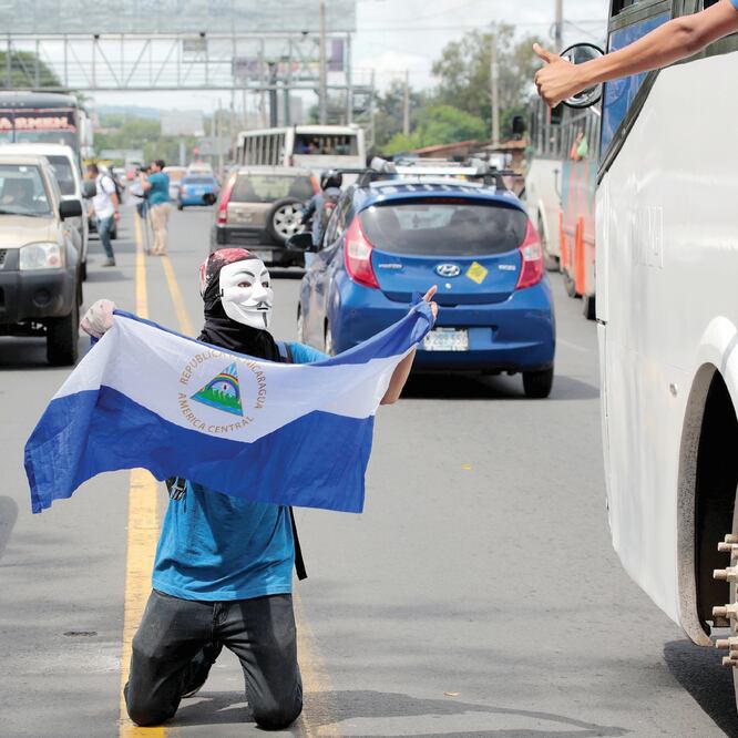 Un manifestante contra el gobierno de Daniel Ortega, el pasado lunes, en Managua. (RONALDO SCHEMIDT. AFP)