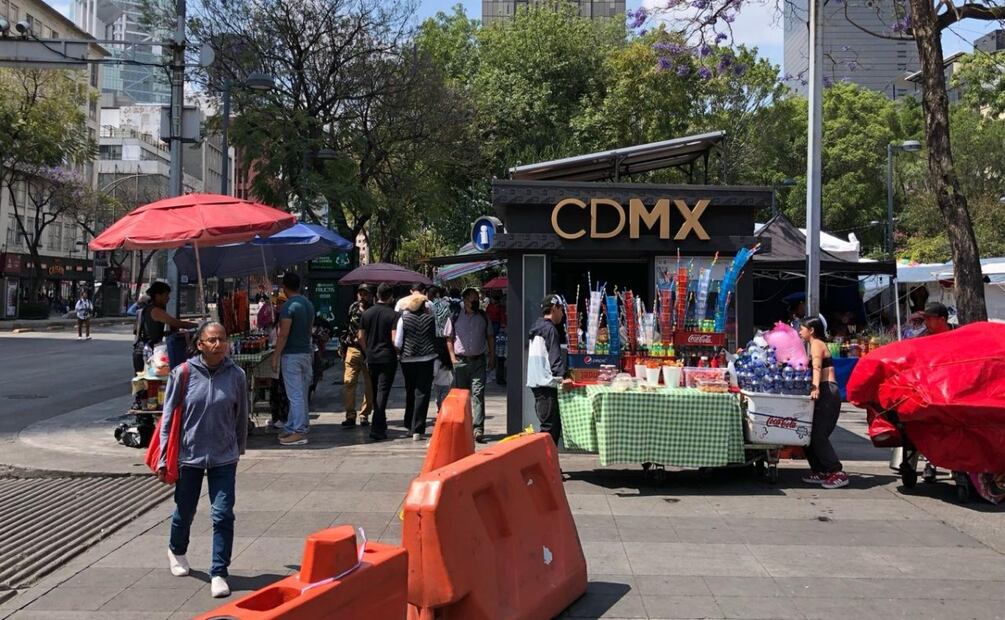 Comerciantes ambulantes dejan la Alameda Central; se instalan en la Plaza de la Solidaridad. Foto: Diego Simón
