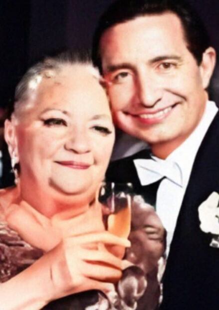 Roberto Gómez Fernández  con su madre Graciela el día de su boda con Chantal Andere.