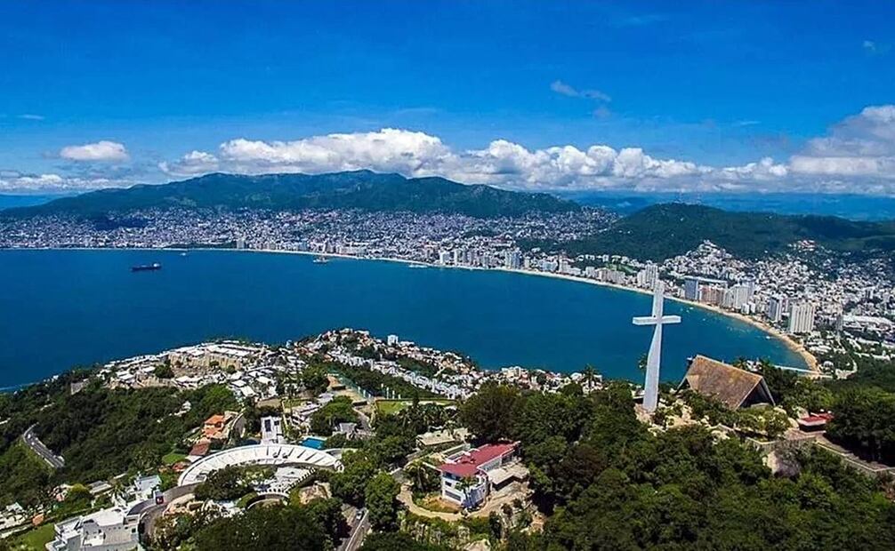 Vista panorámica del cerro “El Guitarrón” donde se encuentra la Capilla Ecuménica de la Paz junto con su icónica cruz monumental.  Foto: Especial.