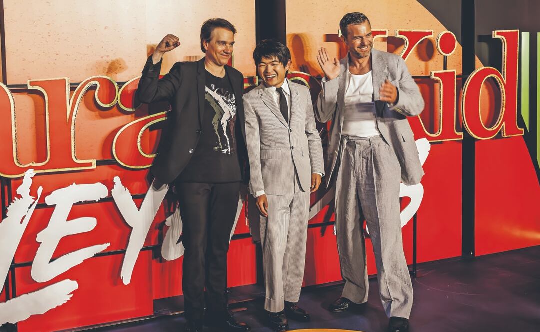 Ralph Macchio, Ben Wang y Joshua Jackson alzaron puños y sonrieron para sus fans mexicanos. Foto: YARETZY M. OSNAYA. EL UNIVERSAL