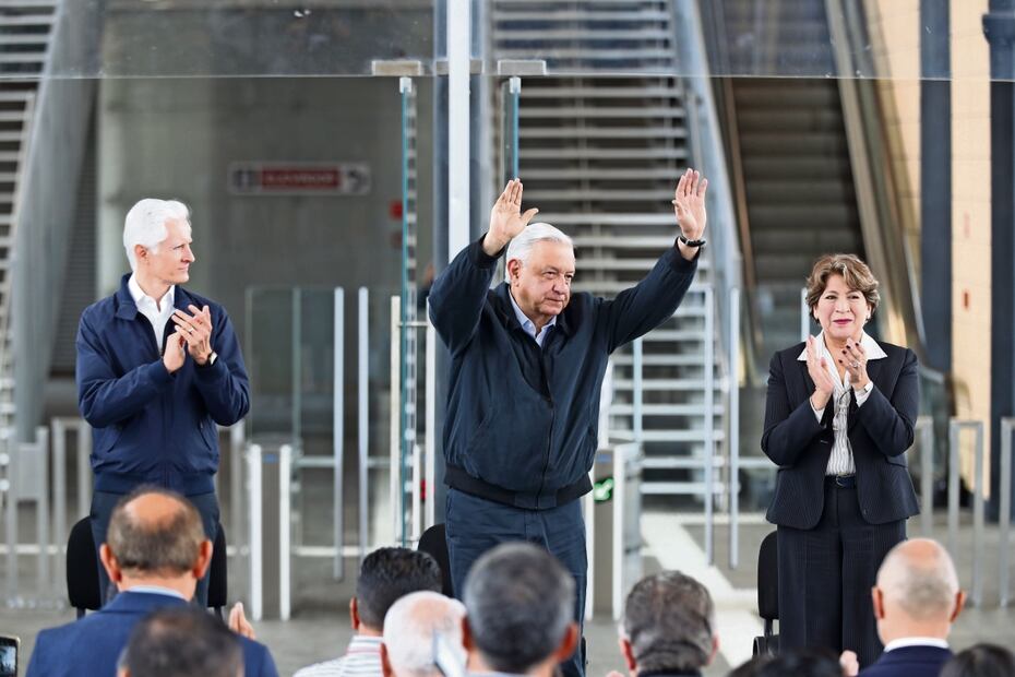 El presidente López Obrador, acompañado por Alfredo del Mazo y Delfina Gómez, cortó el listón inaugural. Foto: Jorge Alvarado / El Universal 